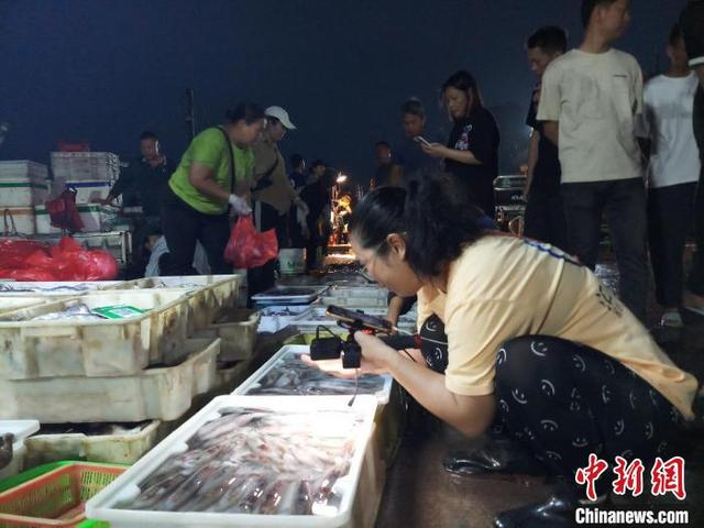 4月30日凌晨，主播林愉梅在广西北海市侨港镇电建渔港码头直播带货海产品。中新社记者 冯抒敏 摄