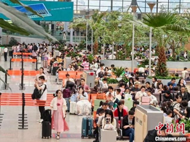 旅客在铁路上海南站等待验票上车。中国铁路上海局集团有限公司供图