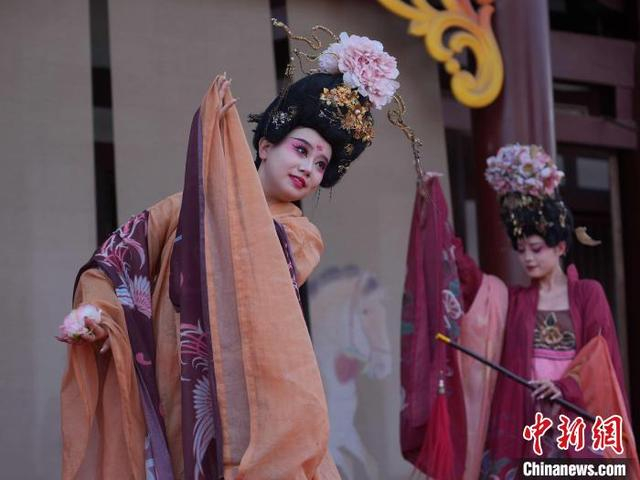 图为模特展示唐代妆造。张伯铭 摄