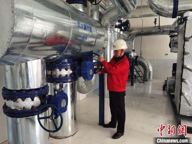 图为吴宝龙对设备运行情况开展常规检查。 科右中旗中源热力有限公司供图