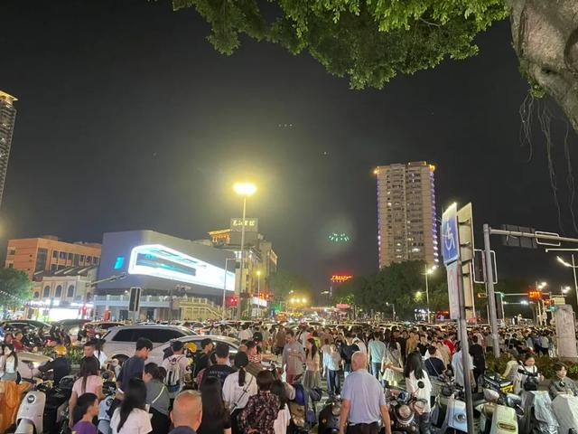 南宁市中心人气高涨，各地游客前来赏夜景，品美食。网友“璐璐”供图