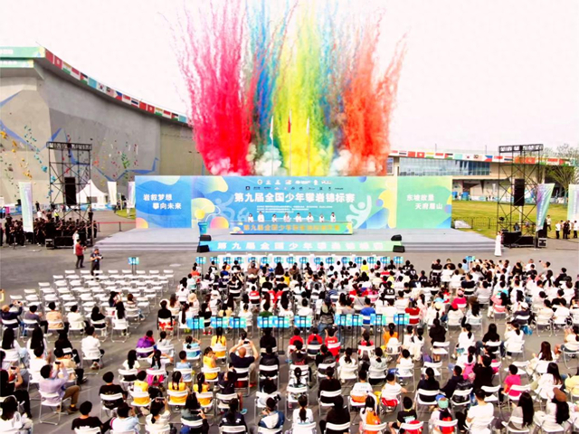 （5月2日上午，第九届全国少年攀岩锦标赛鸣锣开赛 王建明摄）