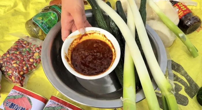       图源：抖音@屯炮儿东北铁锅炖西华店  