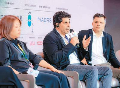 “国际会客厅”中国电影海外发行及推广论坛上，中外电影人交流。主办方供图