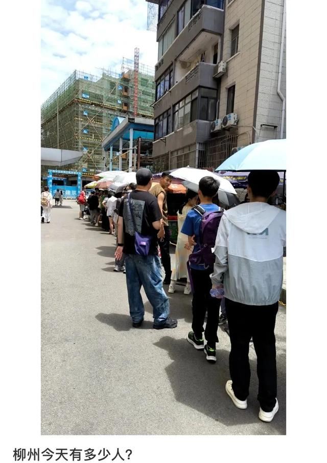 在柳州市中心，大批游客在等待品尝美味螺蛳粉。社交平台截图