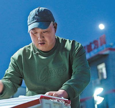 常青川在批发市场进货。洛正 摄