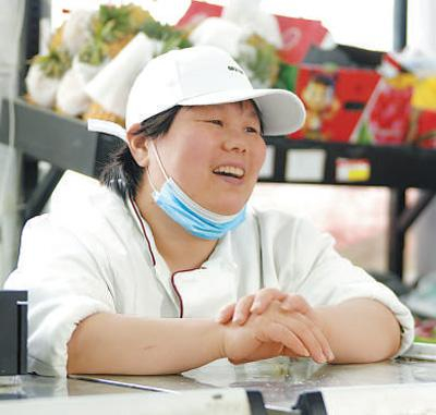 郭英梅在超市收银台。王玉强 摄