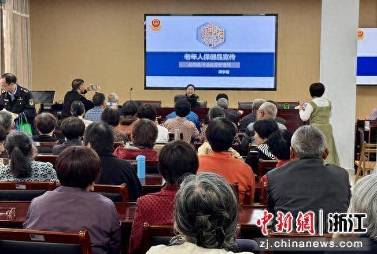 松阳县市场监管局联合县科协、中医院前往松阳县老年电视大学开展保健食品安全科普宣传活动。潘松浪 摄