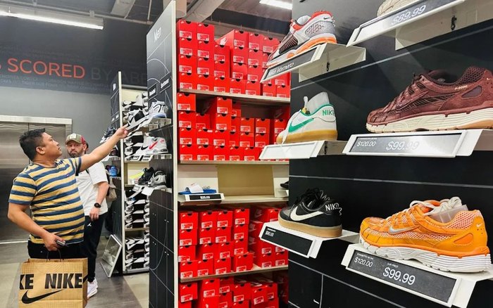 △近日，位于美国加利福尼亚州洛杉矶的一家耐克折扣店里，顾客正在选购运动鞋。