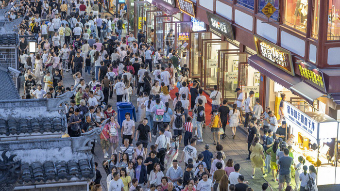 2025年5月2日，“五一”假期第二天，湖北襄阳古城迎来大量游客。视觉中国 图