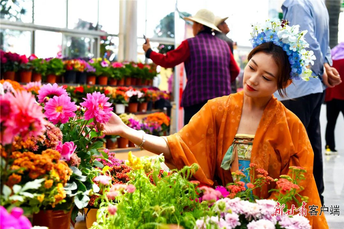 临夏市牡丹产业园花卉艺术中心举行汉服巡游活动。