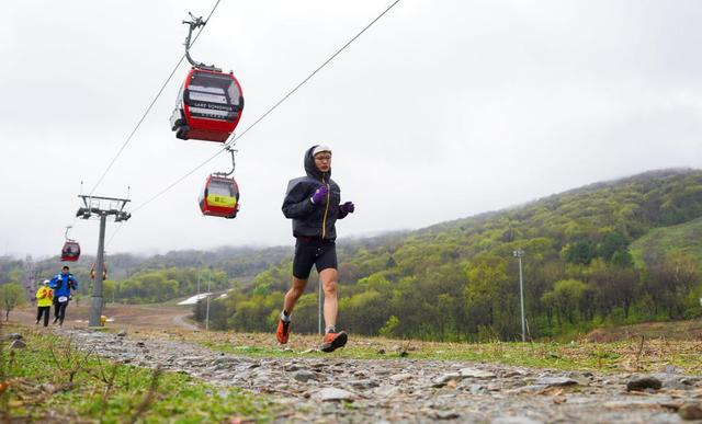 ↑5月1日，运动爱好者在吉林市松花湖度假区参加越野跑。 新华社记者 颜麟蕴 摄 