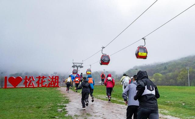 ↑5月1日，运动爱好者在吉林市松花湖度假区参加越野跑。 新华社记者 颜麟蕴 摄 