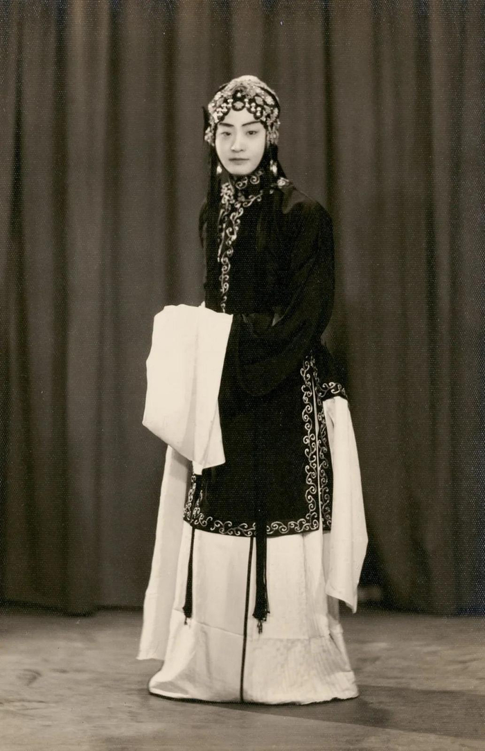 程砚秋在京剧《御碑亭》中饰演孟月华角色的剧照原作尺寸：33.5cmx15.5cm银盐照片