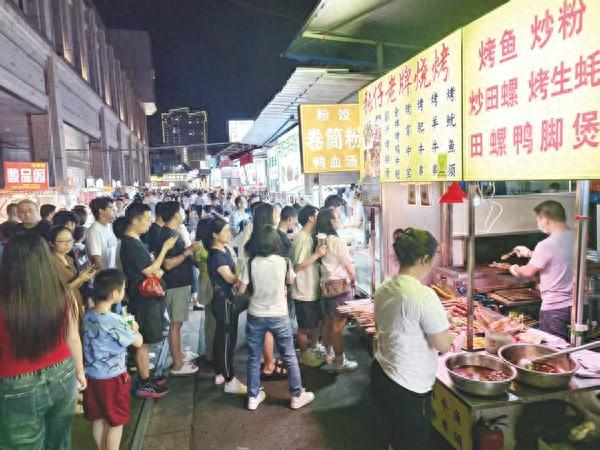 中山路美食街人流如织。记者 宋延康 摄