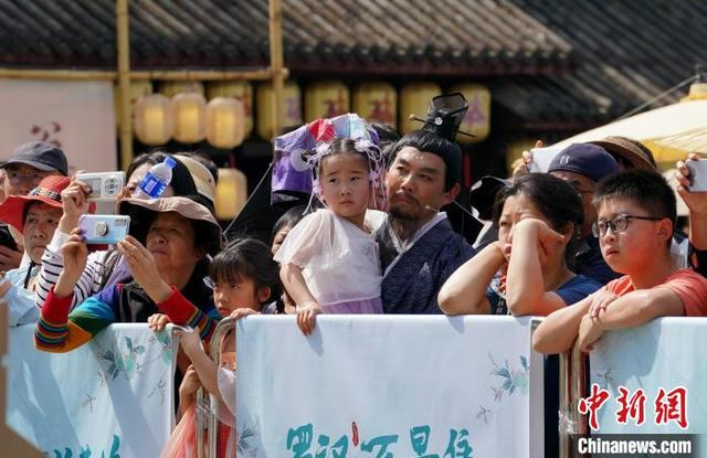 5月1日，成都武侯祠博物馆举办主题活动，民众观看演出。 中新社记者 安源 摄