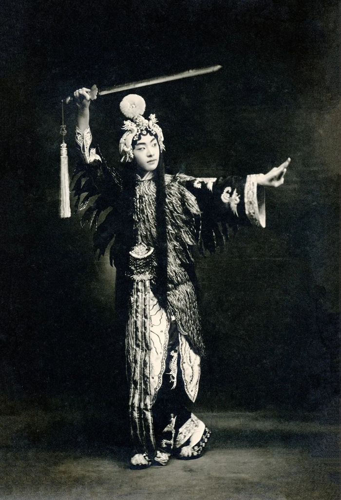 程砚秋在京剧《聂隐娘》中饰演聂隐娘的戏装照 原作尺寸：19cmx12.9cm 银盐照片