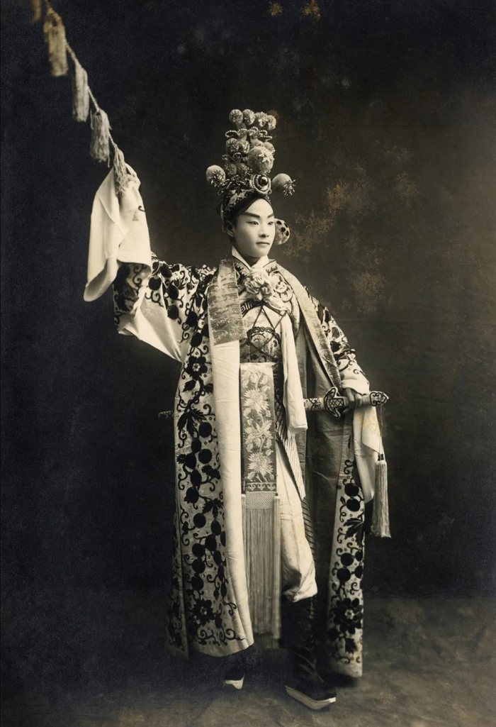 程砚秋在京剧《八蜡庙》中反串饰演黄天霸的戏装照原作尺寸：19.2cmx13.9cm银盐照片