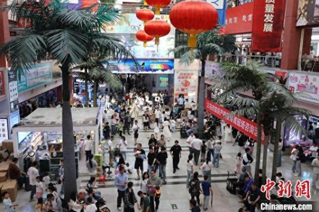 5月2日，义乌国际商贸城一区中庭内人头攒动。 鲍梦妮 摄