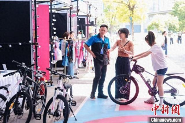 顾客在消费展选购商品。 临平区融媒体中心供图