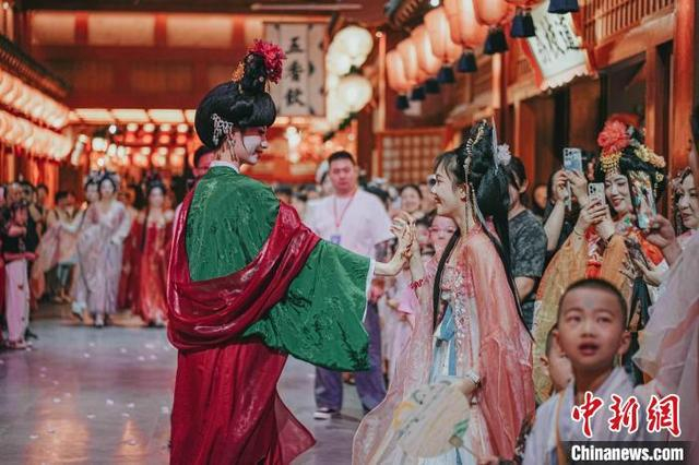 图为演职人员与游客互动。 滕瀚 摄