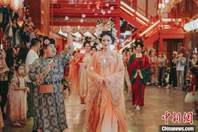 图为长安十二时辰主题街区内举行的主题活动。 滕瀚 摄