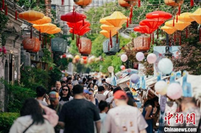 南京熙南里历史文化街区迎来如潮客流。南京旅游集团供图