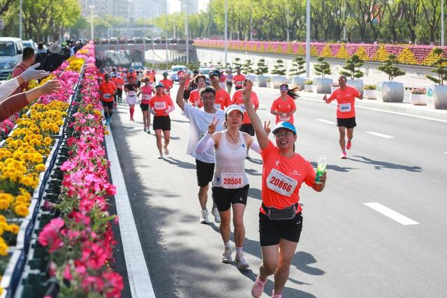 ↑5月2日，选手在甘肃省平凉市参加2025崆峒半程马拉松比赛。新华社发（吴希会摄） 