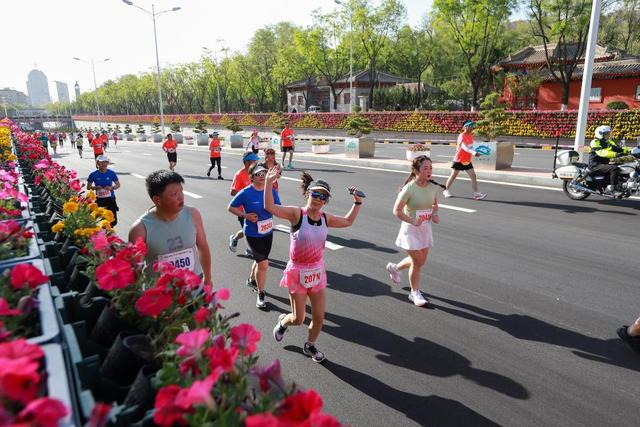 ↑5月2日，选手在甘肃省平凉市参加2025崆峒半程马拉松比赛。新华社发（吴希会摄） 