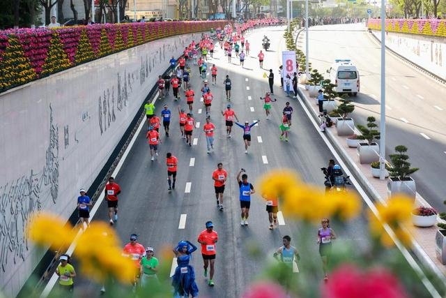 ↑5月2日，选手在甘肃省平凉市参加2025崆峒半程马拉松比赛。新华社发（吴希会摄） 