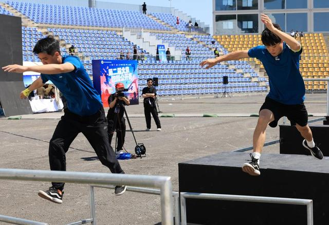 ↑5月1日，跑酷选手在第二届北京跑酷公开赛中。 新华社记者 张晨霖 摄 