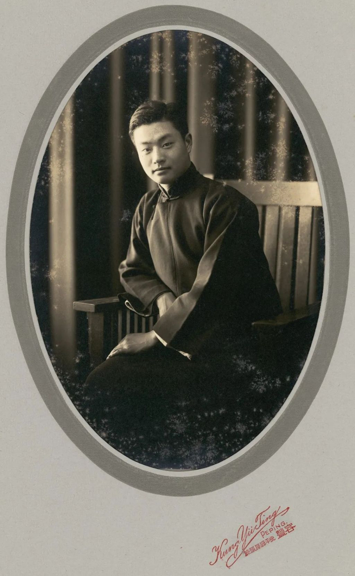 北京容丰照相馆摄程砚秋便装肖像照原作尺寸：19.5cmx12.9cm二十世纪三十年代银盐照片 