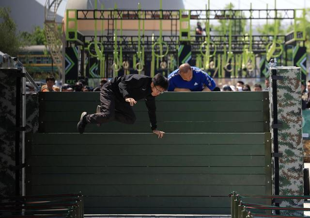 ↑5月1日，参赛选手参加2025年北京市国防体育挑战赛。 新华社记者 张晨霖 摄 