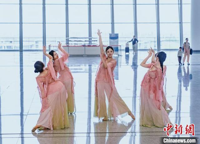 铁路上海松江站联合东华大学在候车室举行“快闪”活动。单新元 摄