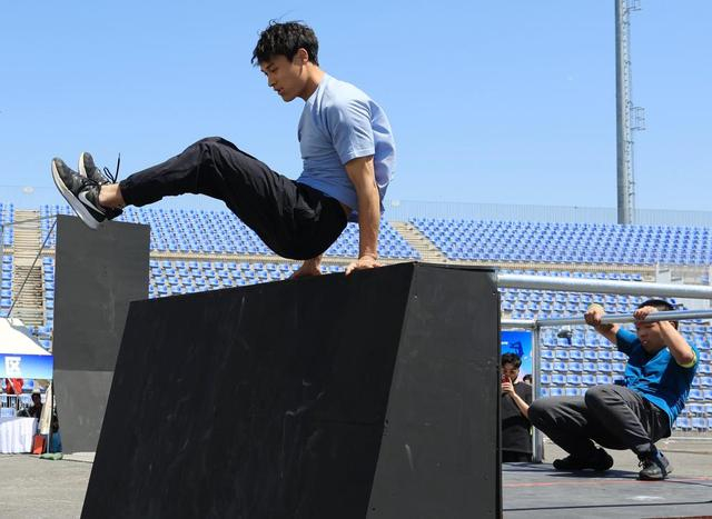 ↑5月1日，跑酷选手在第二届北京跑酷公开赛中。新华社记者 张晨霖 摄 