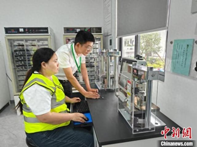 坚守岗位一线的徐英平和朱世超。浙交建设 供图