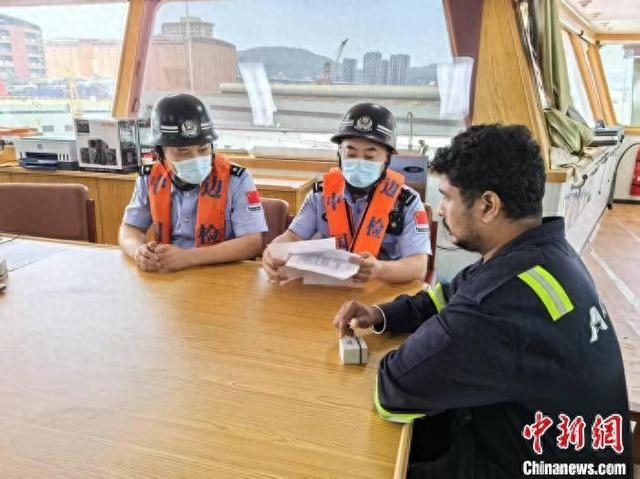 5月3日，福州边检站民警高效验放船员通关，助力新造船顺利出海。 陈静文 摄