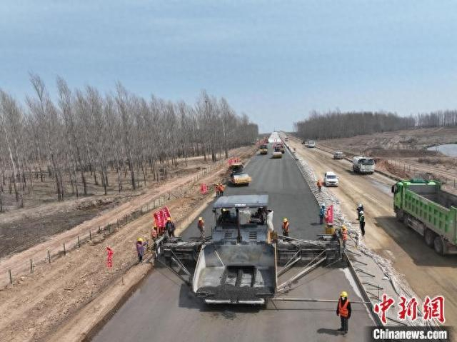 铁科高速公路尚五段三工区的施工现场。李文波 摄