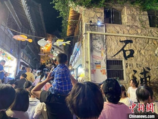 5月2日晚，浙江宁波象山石浦渔港古城一景。 林波 摄