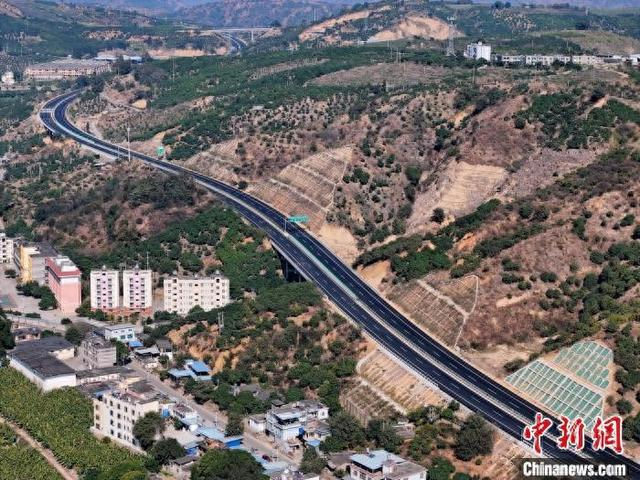 图为永金高速公路新平至元江段。云南省建设投资控股集团有限公司 供图
