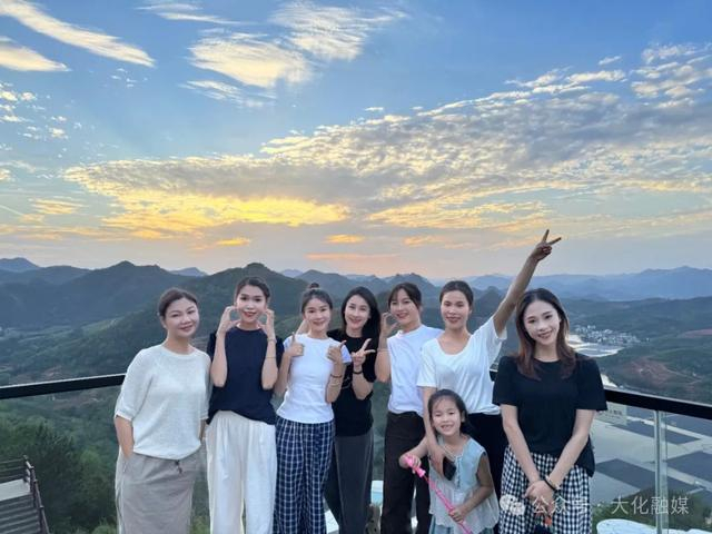 游客在美女峰拍照打卡。覃燕 供图