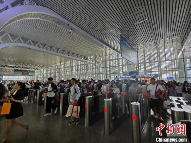 5月2日，海口东站客流。海南铁路海口车务段 供图