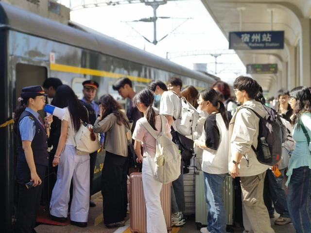 宿州站工作人员引导旅客有序上车。 祝海侠 摄