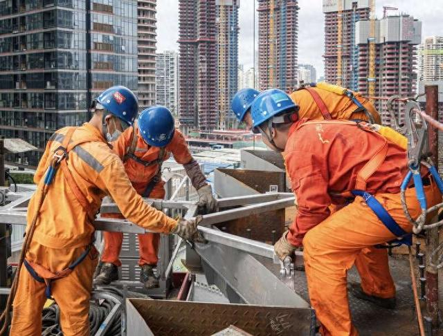 深圳湾超级总部基地C塔项目一线建设者正在安装电梯附墙。受访者供图