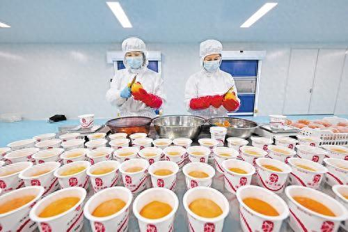 4月25日，保定沃隆农业发展有限公司，工人在冰柿加工车间生产冰柿产品。本报记者 张昊摄