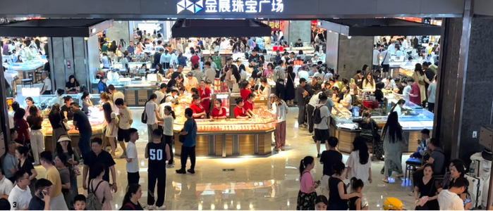 （水贝金展珠宝广场负1层。摄影 /王方然）