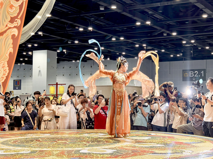     在良牙动漫春季盛典的摄影区特别舞台活动中，特邀演出者的精彩表演吸引    众多爱好者拍照打卡。 本报记者莫岚远 摄