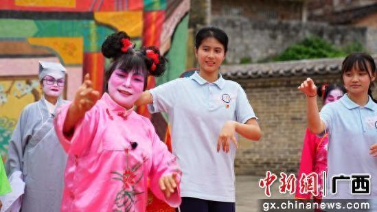青年学生跟老艺人学习非遗“鷯剧”。兴业县融媒体中心供图