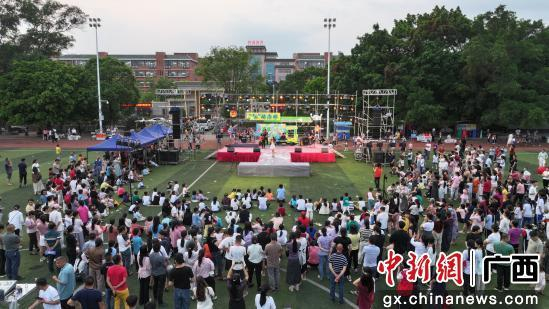 图为青春音乐会现场。兴业县融媒体中心供图