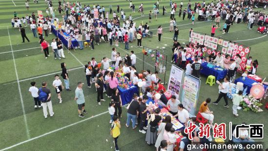 青年集市热闹非凡。兴业县融媒体中心供图